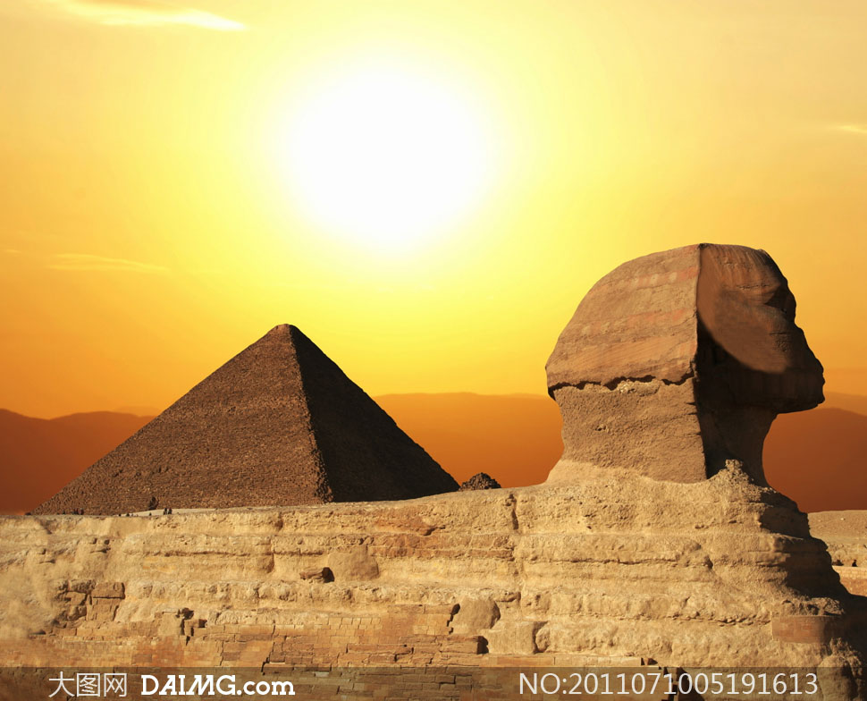 夕阳下的金字塔图片