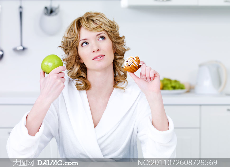 <em>穿着</em>白色<em>睡衣</em>的厨房美女高清摄影<em>图片</em> - 大图网