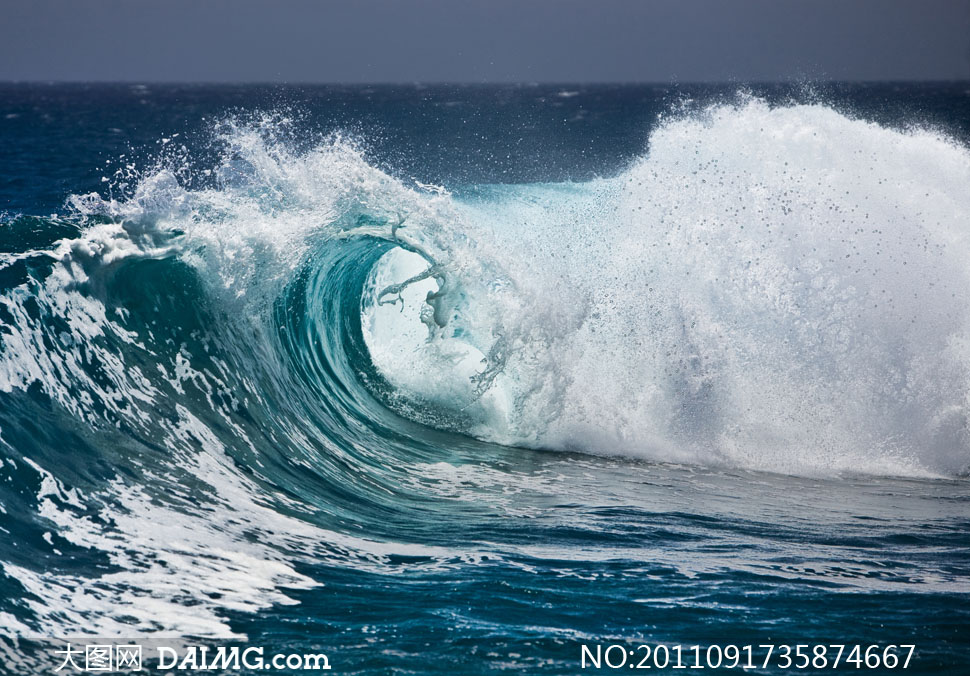 波涛汹涌的海浪高清摄影图片