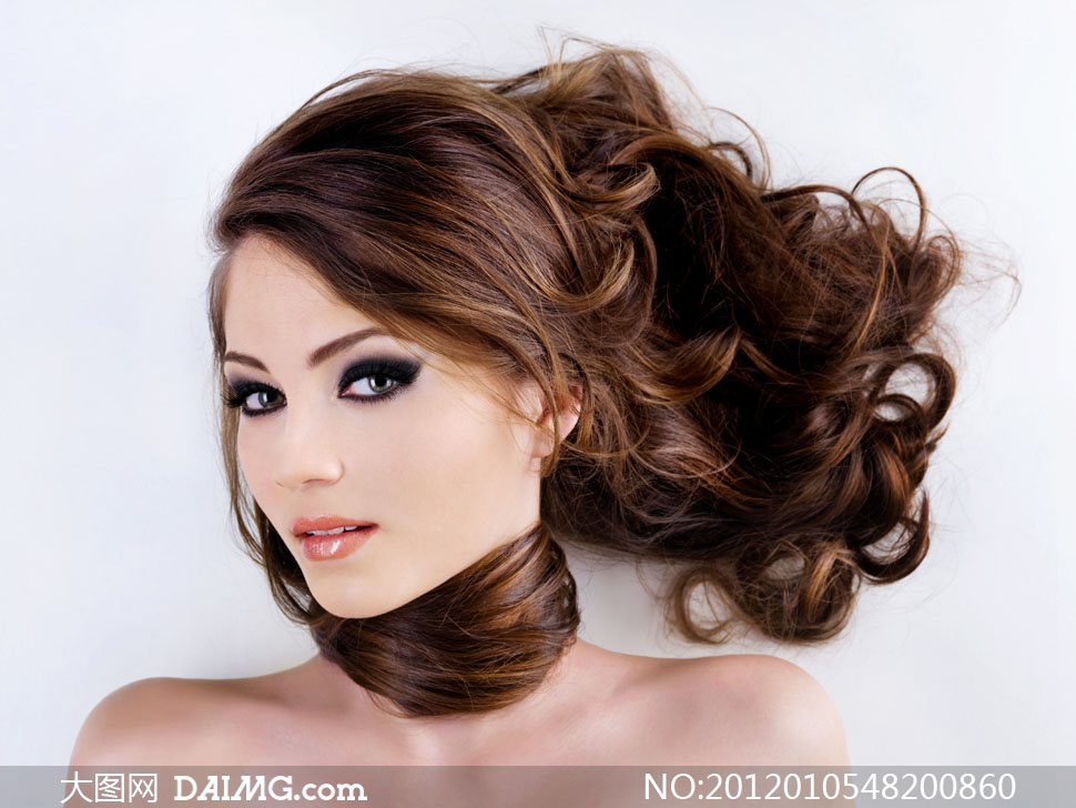 <em>头发</em>缠着脖子的<em>卷发</em>美女人物高清摄影图片 - 大