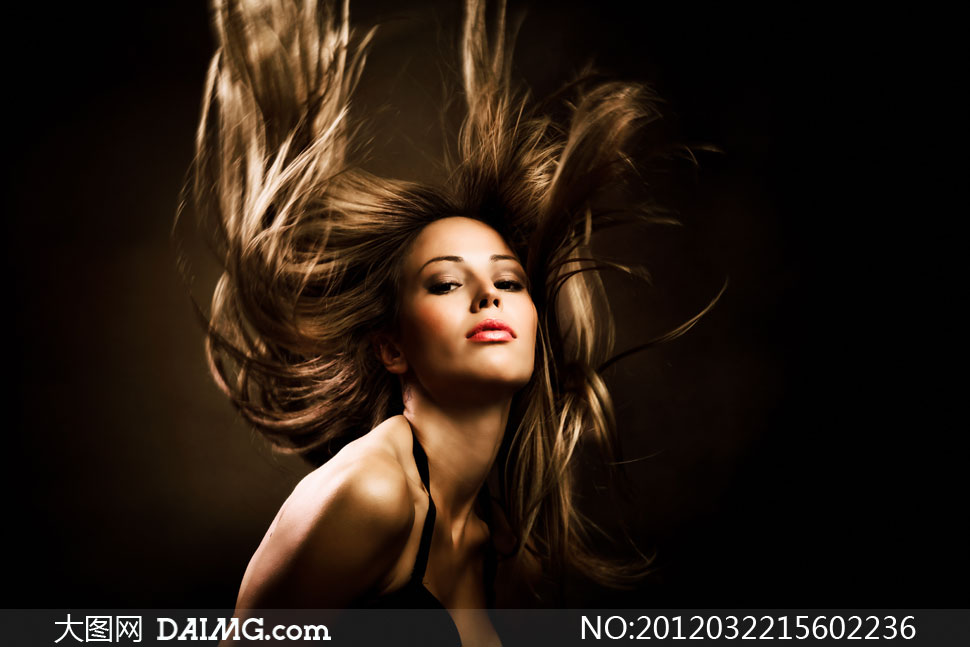 被风吹起来的长发美女人物摄影高清图片