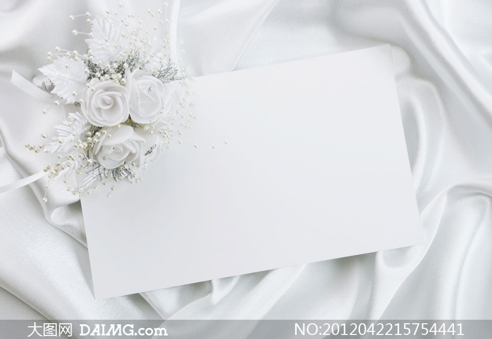 白色花朵与丝绸卡片高清摄影图片