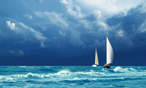 乘风破浪的海上帆船摄影高清图片