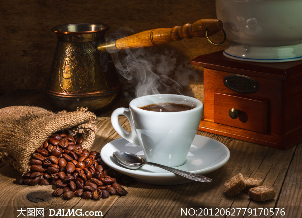 咖啡豆研磨机与咖啡杯摄影高清图片 - 大图网设