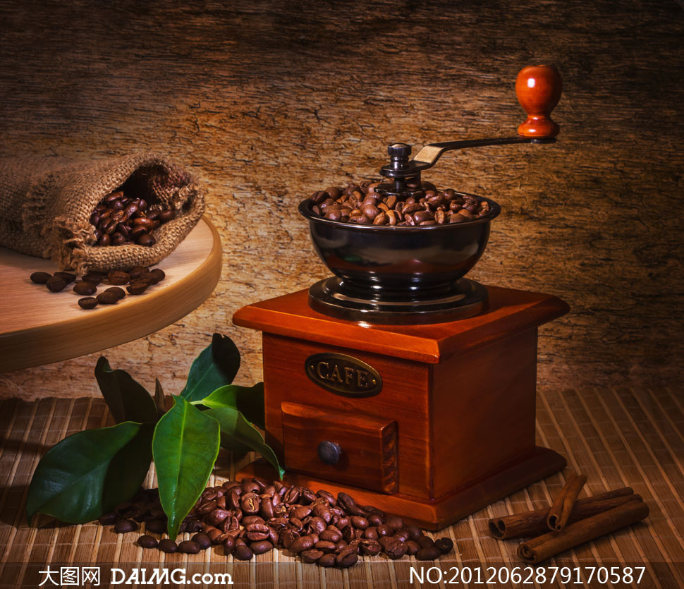 咖啡豆研磨机与绿叶桂皮摄影高清图片