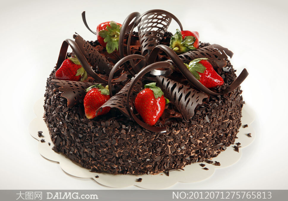 精美装点的巧克力水果蛋糕高清图片