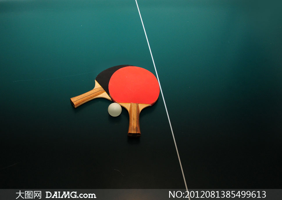 球台上的兵乓球与拍子摄影高清图片 - 大图网设