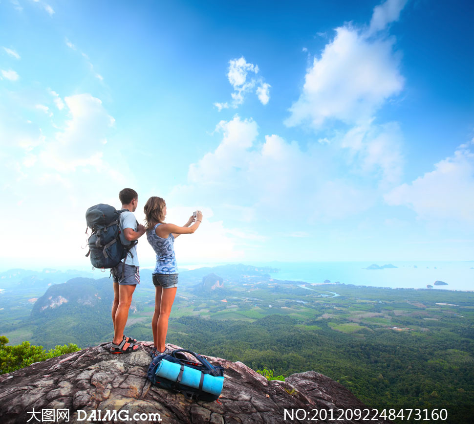 站在山顶的游客与风光摄影高清图片- 大图网设