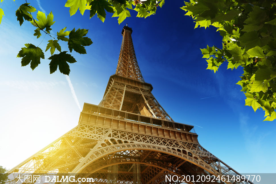 仰角拍摄的巴黎埃菲尔铁塔高清图片 - 大图网设