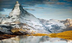 雪山風景和湖泊攝影圖片