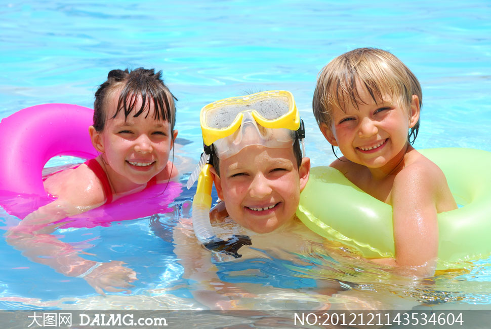 泳池里的三个儿童人物摄影高清图片