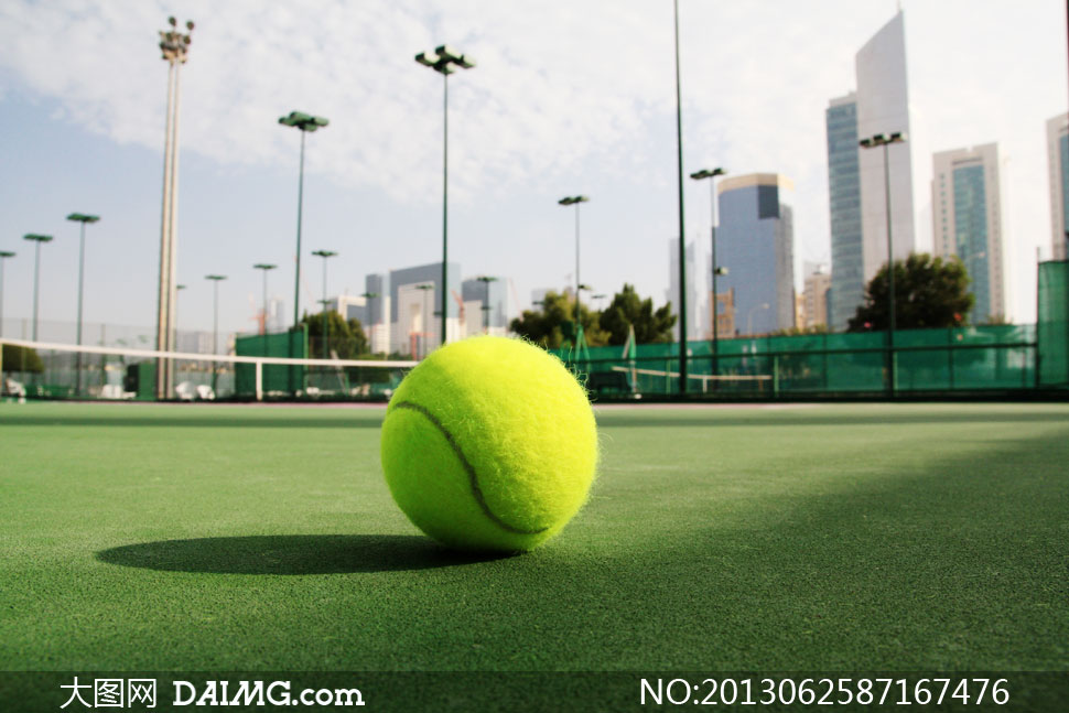 放在球场上的网球特写摄影高清图片 - 大图网设