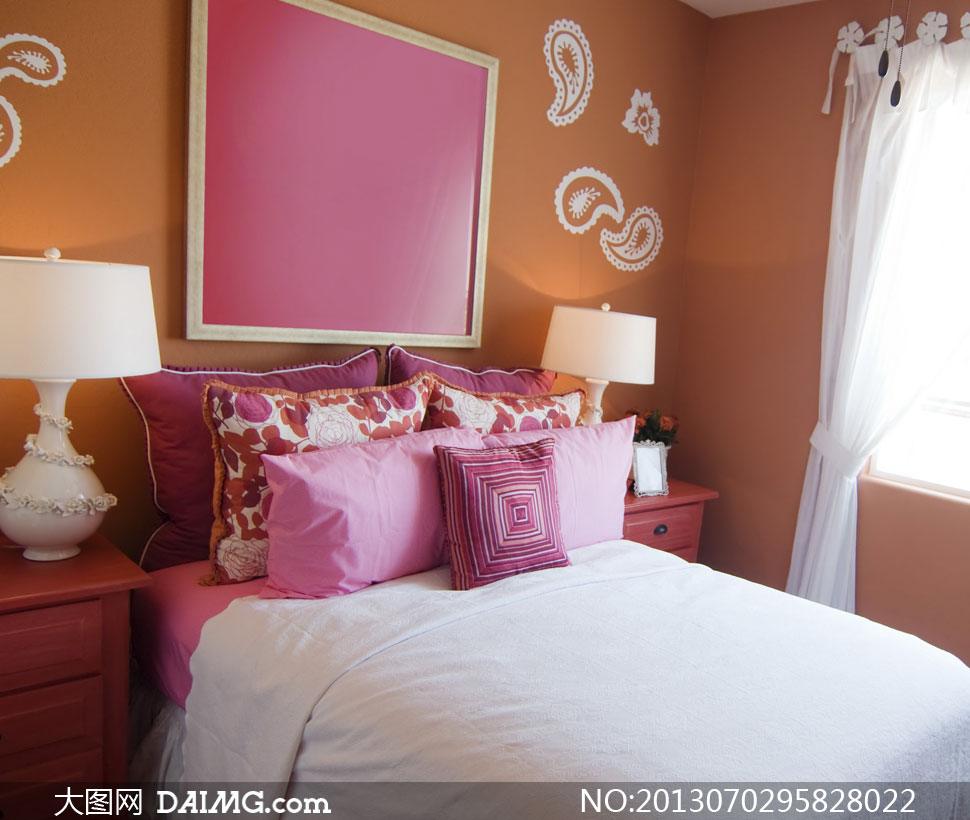 卧室里的大床与台灯等摄影高清图片 - 大图网设