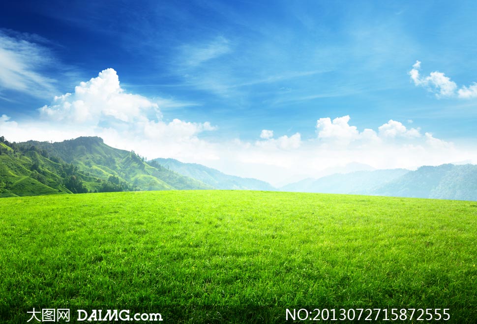 蓝天白云大山草地风景摄影高清图片