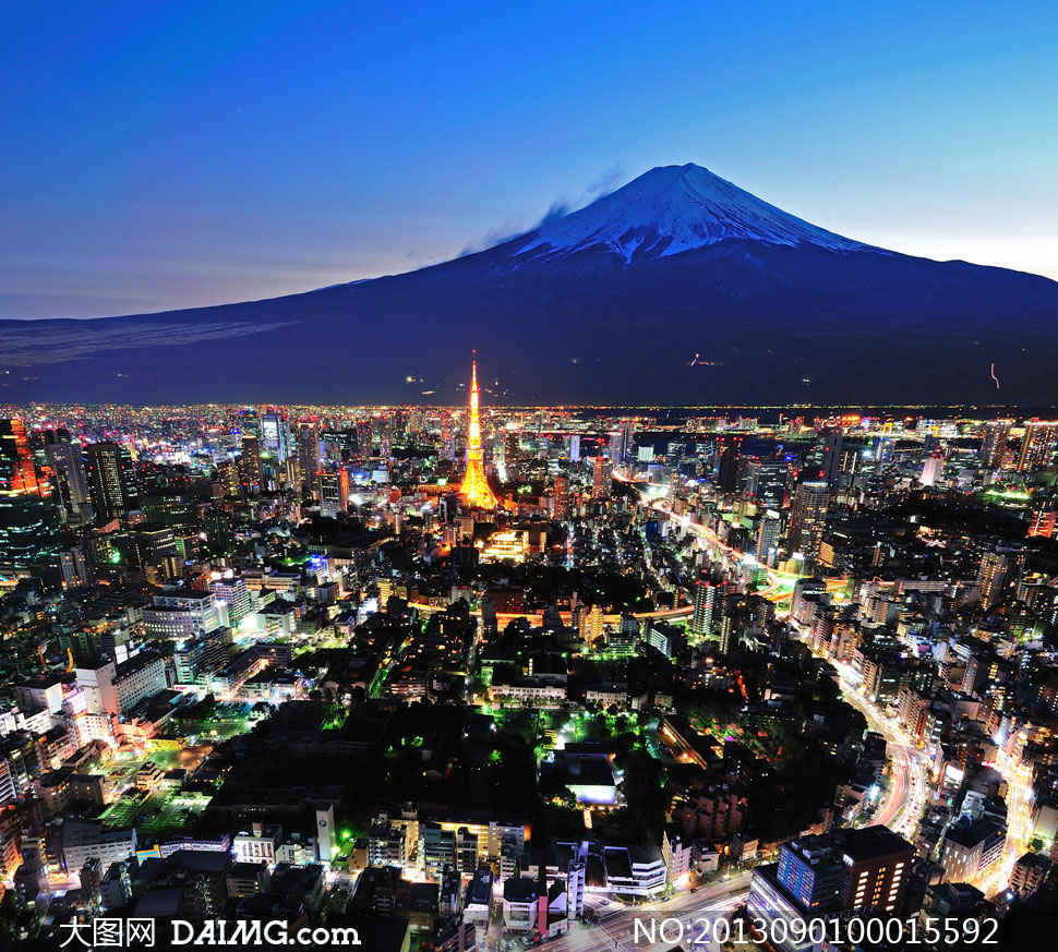 日本富士山下城市夜景摄影图片