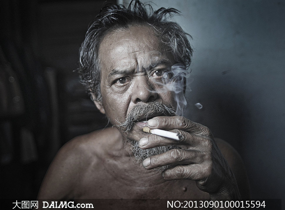 霸气老头抽烟照片图片