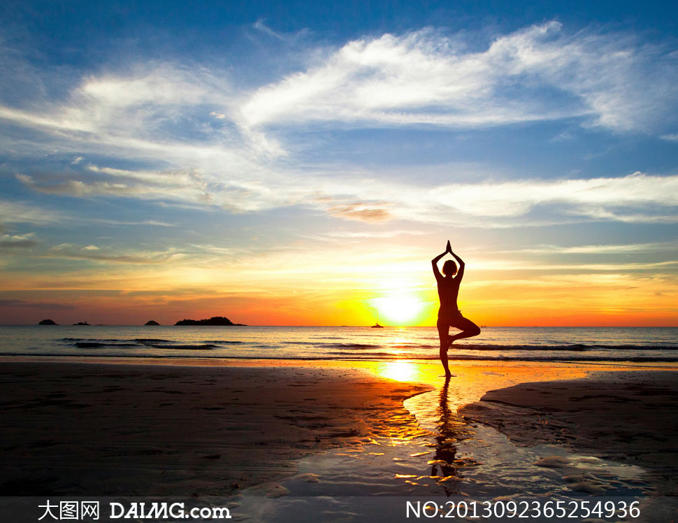 黄昏海边做瑜伽的人物摄影高清图片 - 大图网设