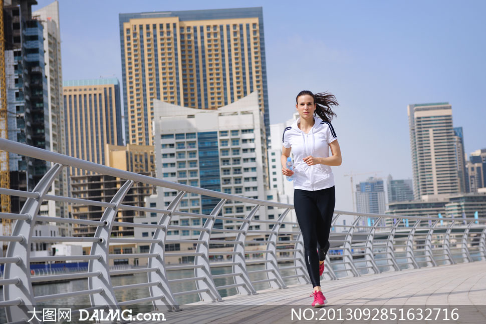 一身运动装的跑步美女摄影高清图片 - 大图网设