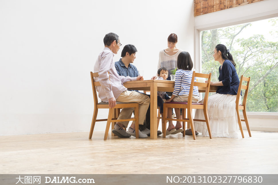 围坐在桌子边的一家人摄影高清图片 - 大图网设