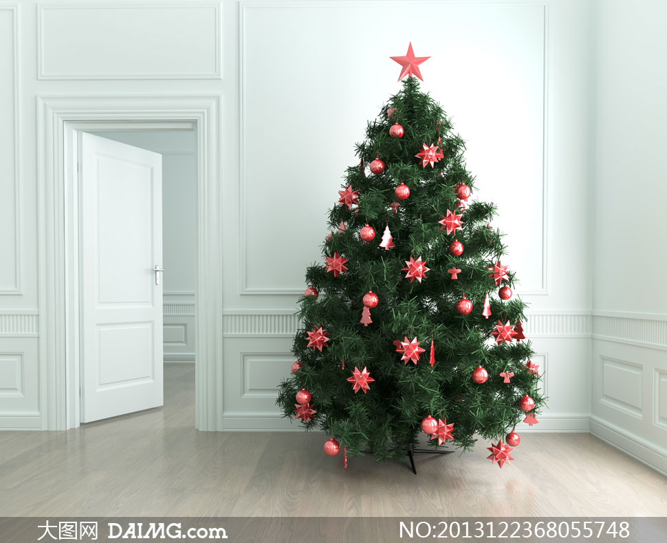 靠房门摆放着的圣诞树摄影高清图片 - 大图网设