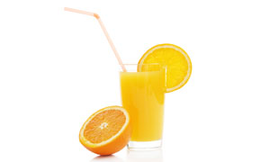半个橙子与一杯橙汁等摄影高清图片