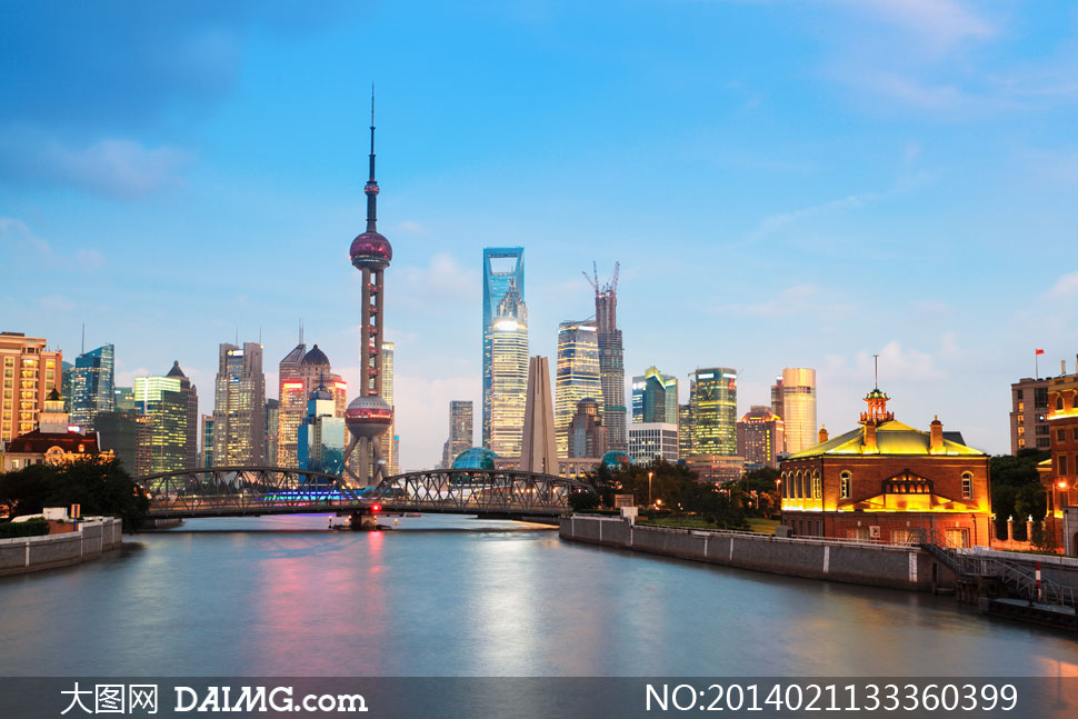 上海外滩华灯璀璨夜景摄影高清图片