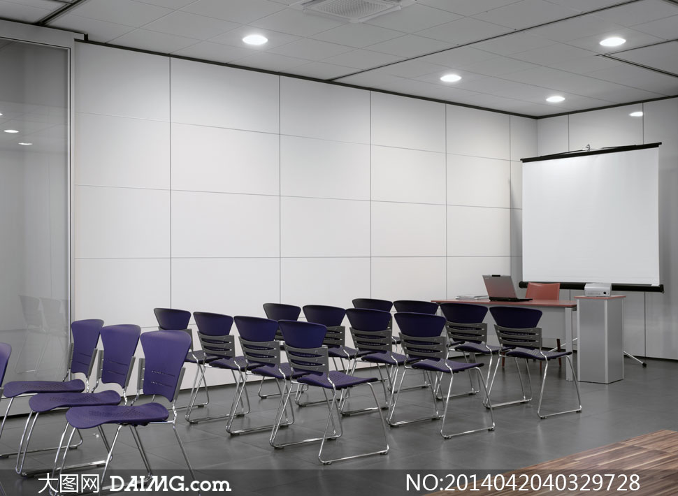 会议室里的椅子与灯光摄影高清图片