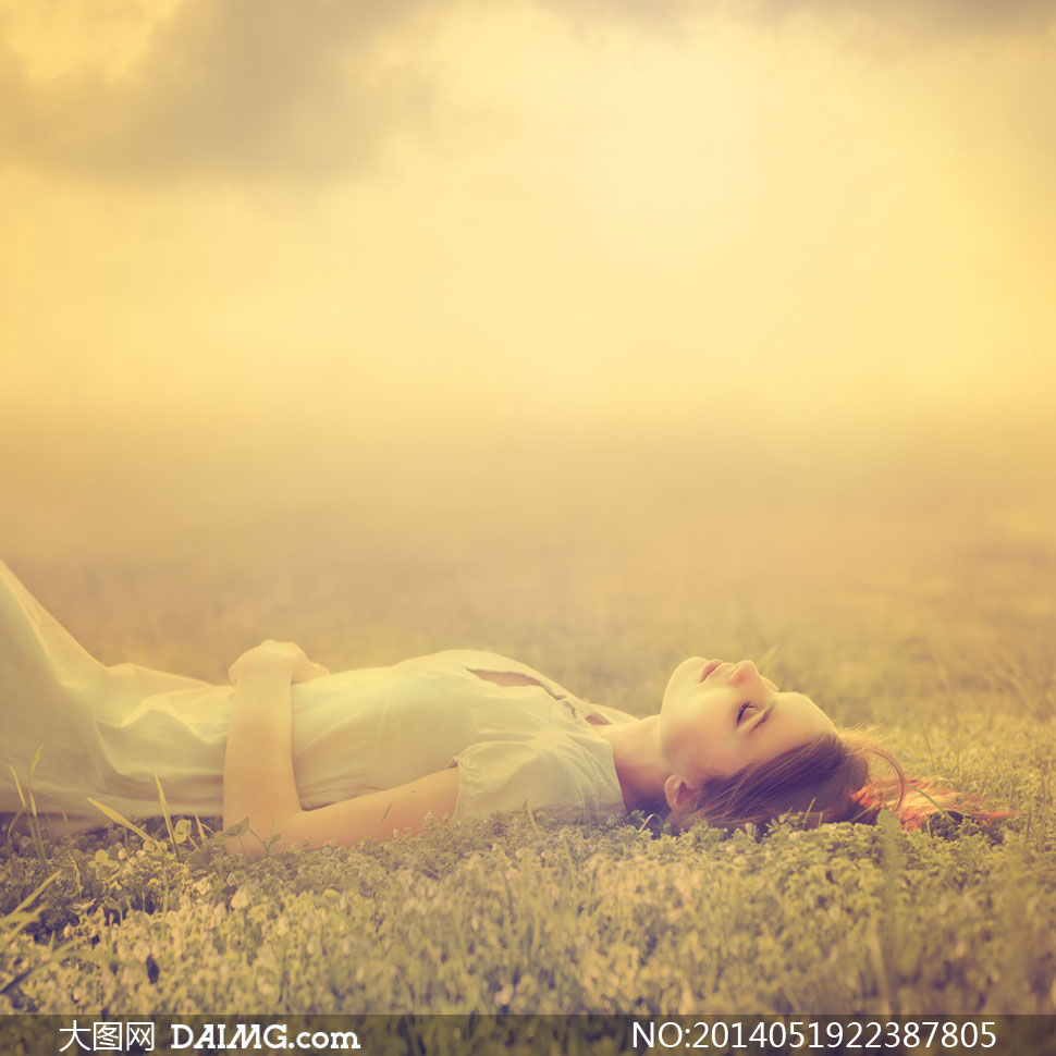 躺在草地上的美女怀旧色调高清图片