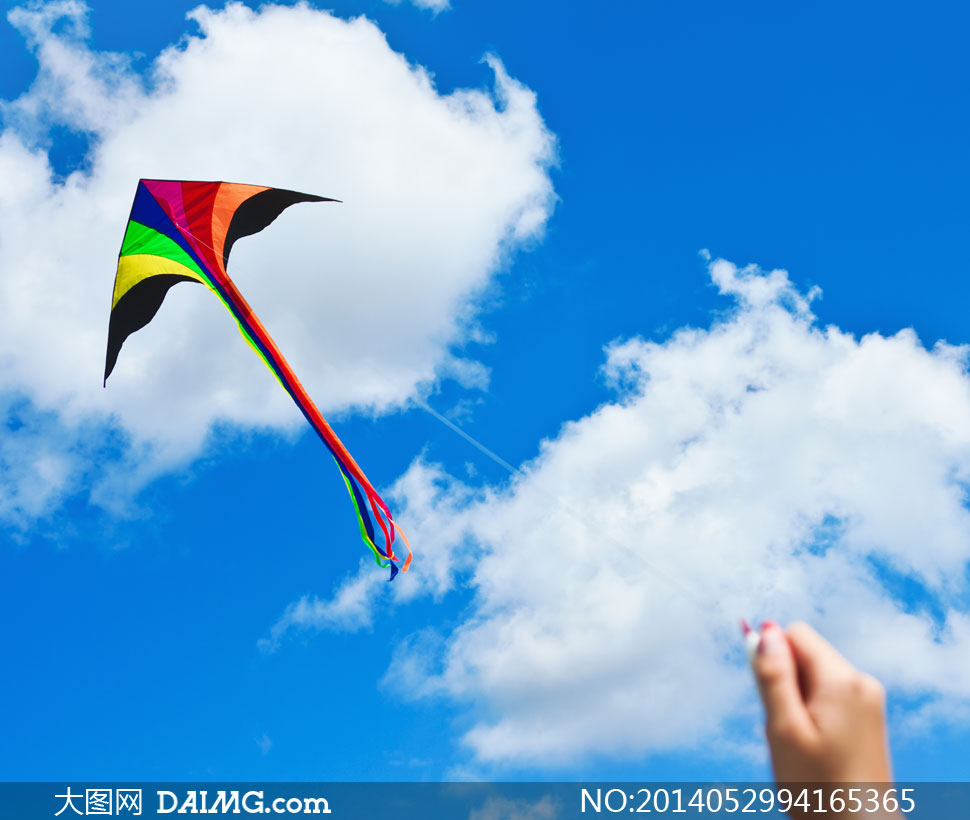 蓝天白云与放飞的风筝摄影高清图片 - 大图网设