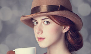 在喝咖啡的复古装美女摄影高清图片