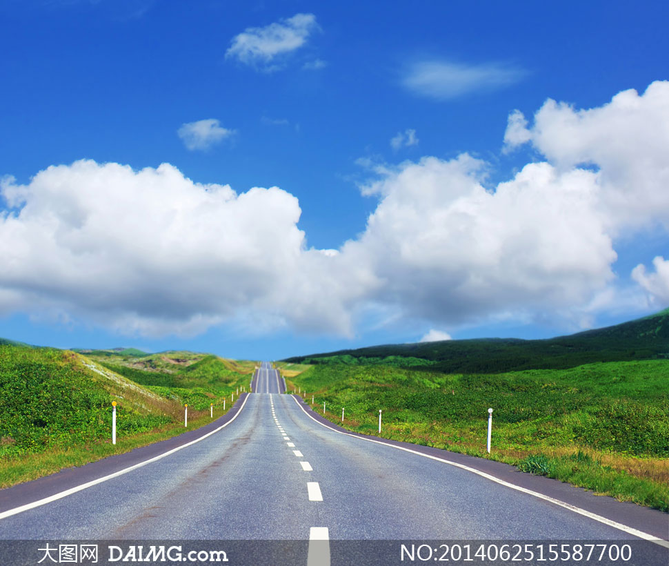 蓝天白云云彩云层多云云朵天空道路路面公路风光风景自然植物绿色草地