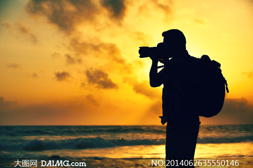 黄昏海边拍照的摄影师摄影高清图片 - 大图网设