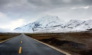 西藏美麗的雪山和公路攝影圖片