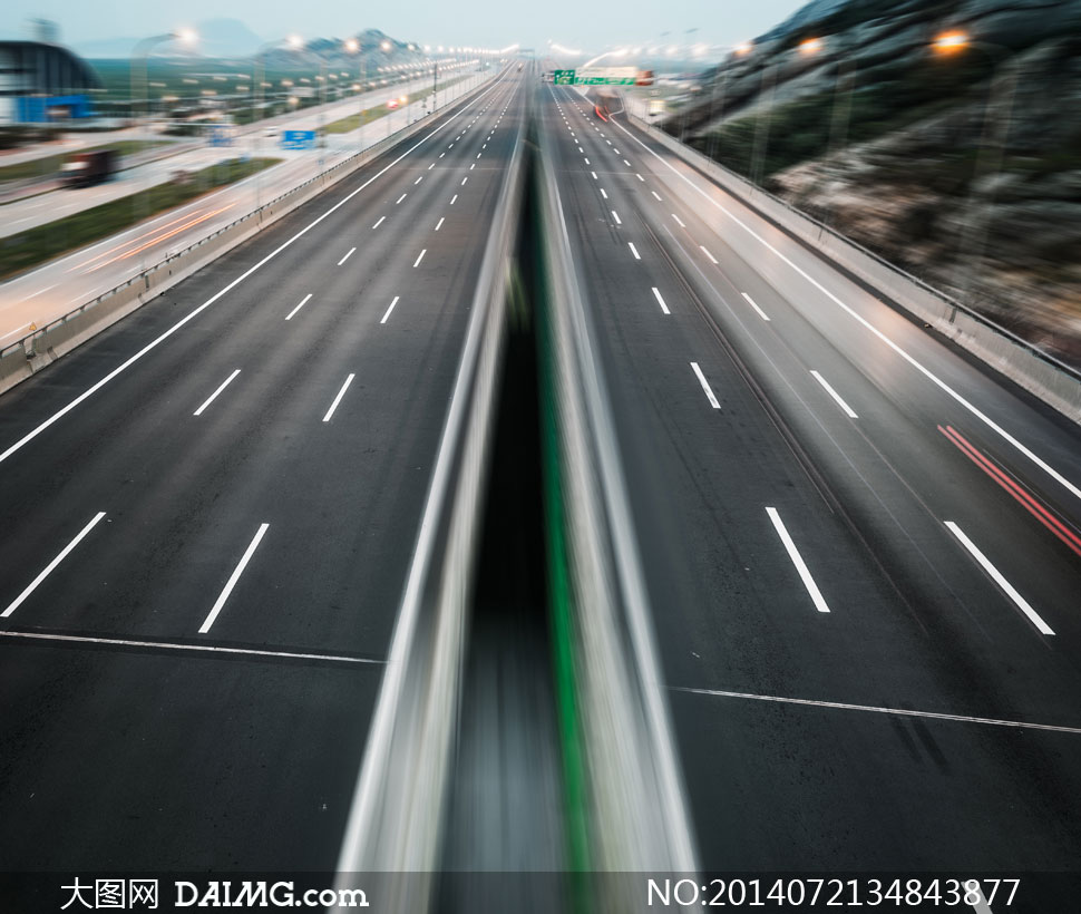双向八车道的高速公路摄影高清图片 - 大图网设