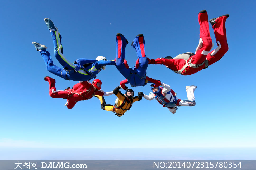 人物体育运动人物男子男人跳伞手牵手手挽手蔚蓝蓝天天空高空空中