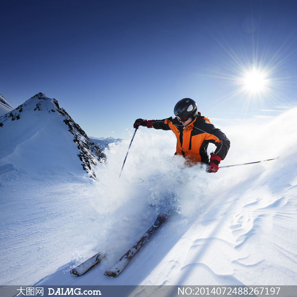 冬天在雪山上滑雪人物摄影高清图片