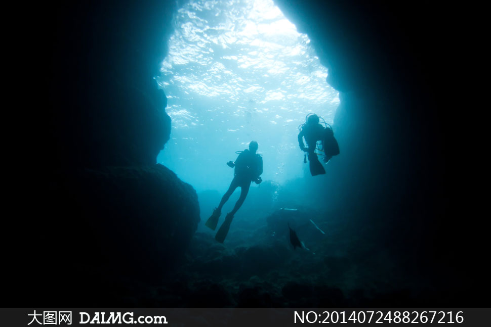 洞穴里潜水探险的人物摄影高清图片