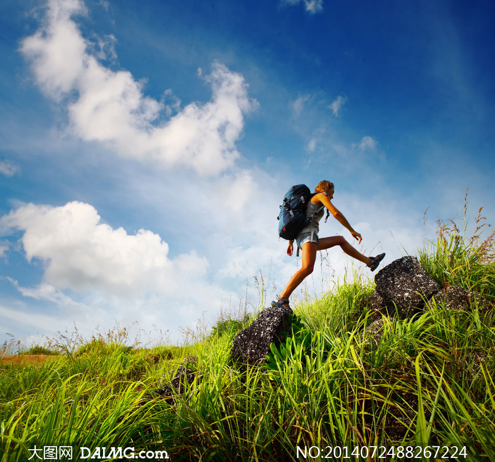 山坡上的登山美女人物摄影高清图片_大图网图片素材