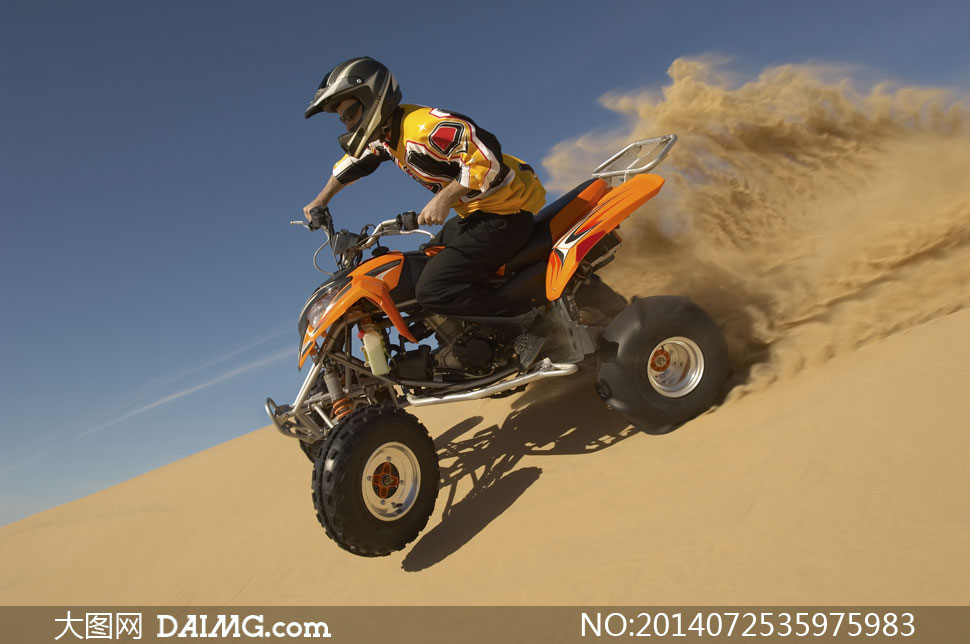沙漠中的越野摩托车手摄影高清图片 - 大图网设计素材下载