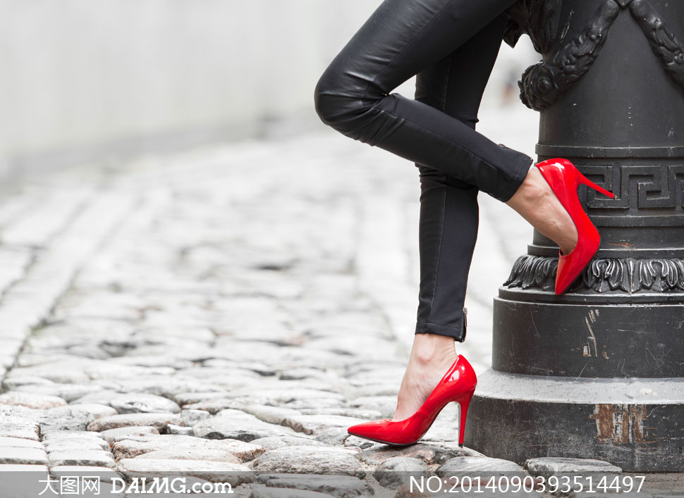 脚穿红色高跟鞋的女人局部摄影图片