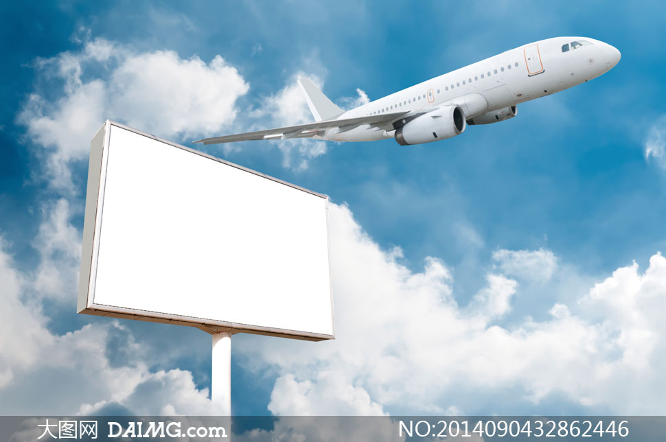 飞越空白户外广告牌的飞机高清图片 - 大图网设