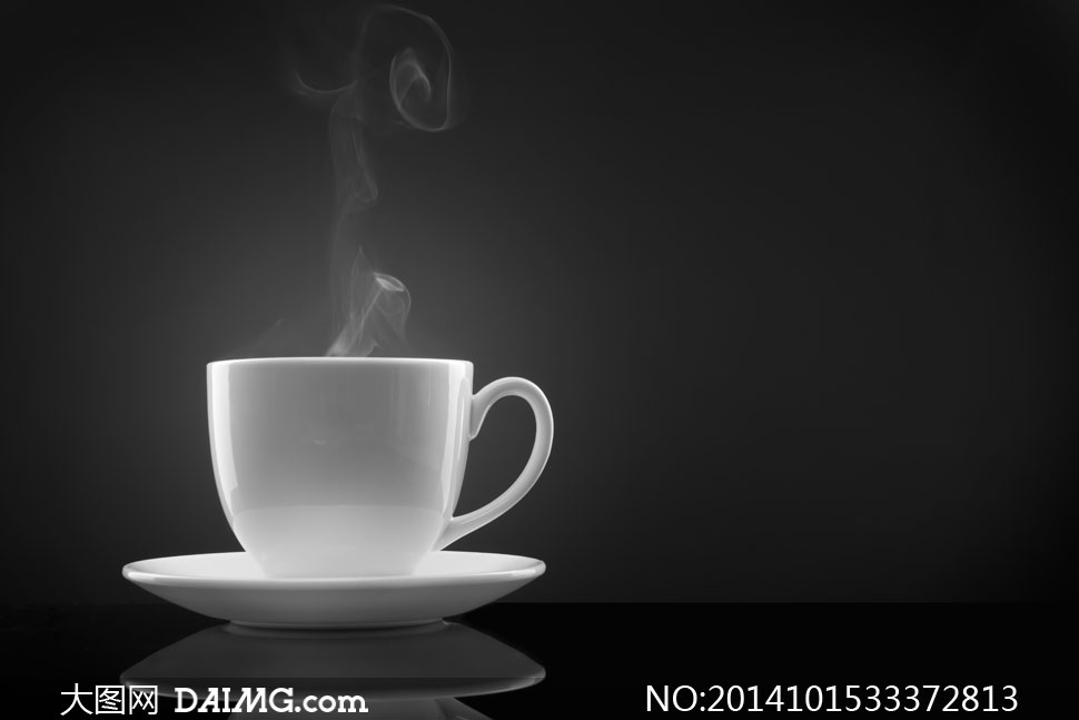 黑色背景前的白色咖啡杯子高清图片