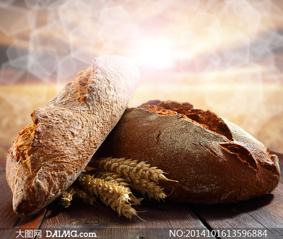 在木板上的麦穗与全麦面包高清图片