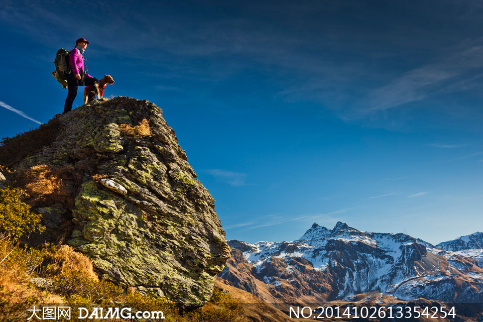 一览众山小的登山人物摄影高清图片 - 大图网设计素材下载
