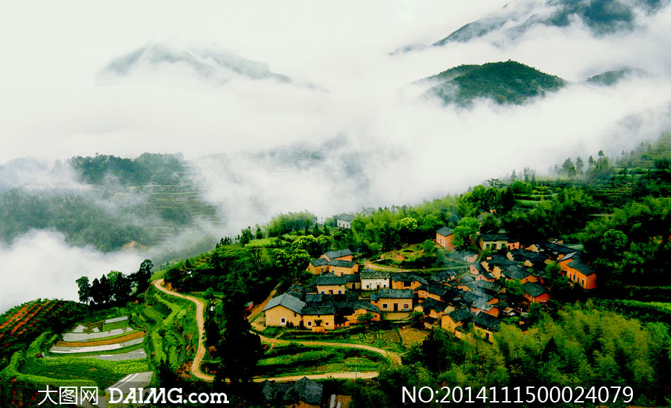 山坡村庄和高山云雾效果摄影图片 - 大图网设计