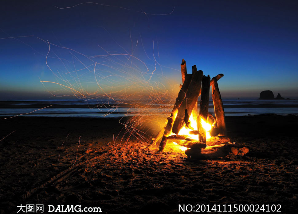 野外燃烧的篝火摄影图片