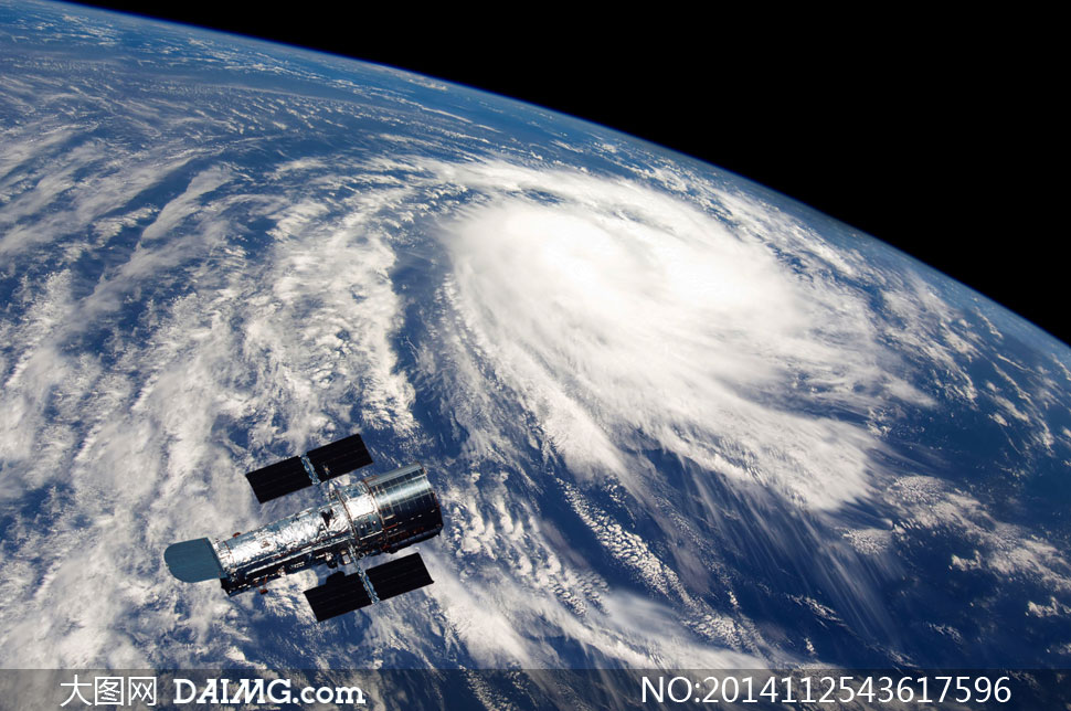 卫星与地球上空的云团摄影高清图片