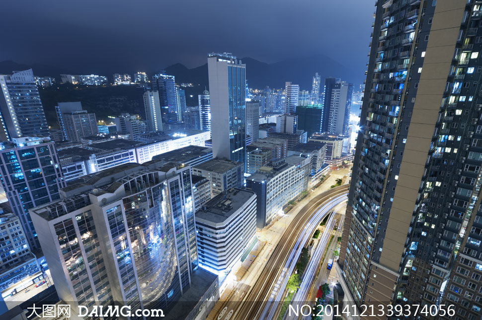 夜晚城市建筑物与街道摄影高清图片