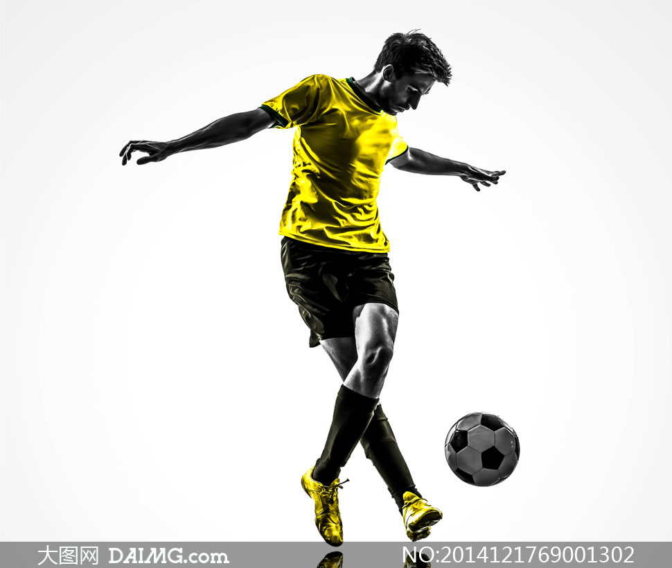 脚下盘球的黄黑装扮足球运动员图片