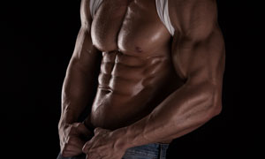 在展示健壮肌肉的男子摄影高清图片